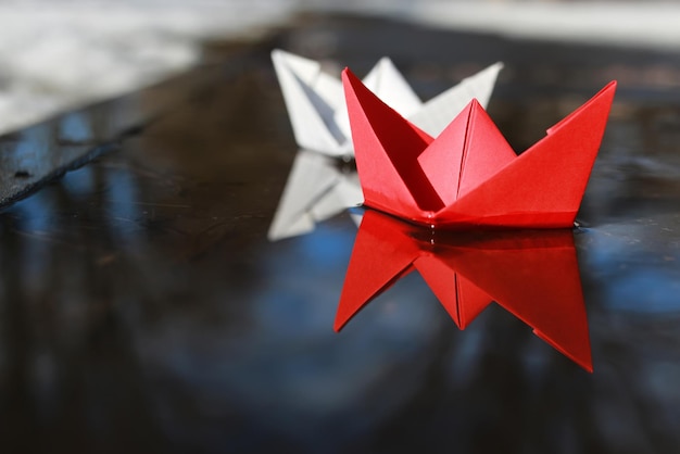 Bateau en papier dans une piscine