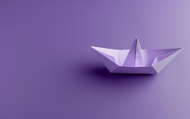 un bateau en papier fait par un bateau de papier est sur une surface violette