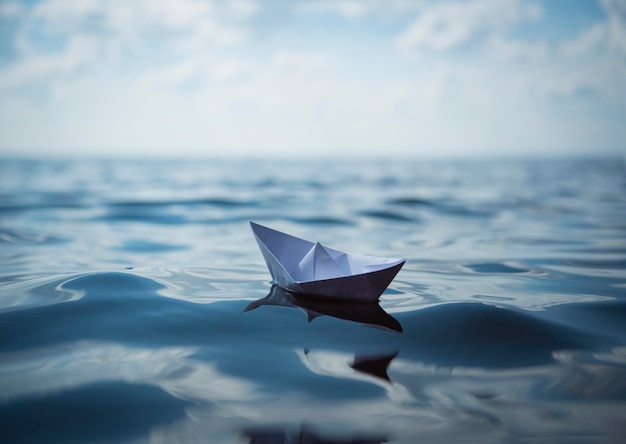 Photo un bateau en papier flottant sur la mer