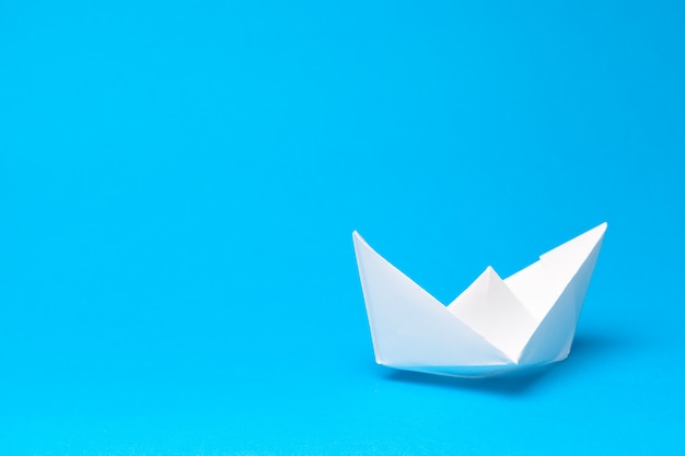 Bateau en papier origami sur bleu