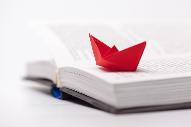 Bateau en papier origami sur un livre