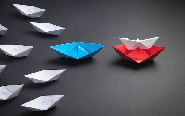 Bateau en papier rouge, bleu et blanc. Concept de leadership