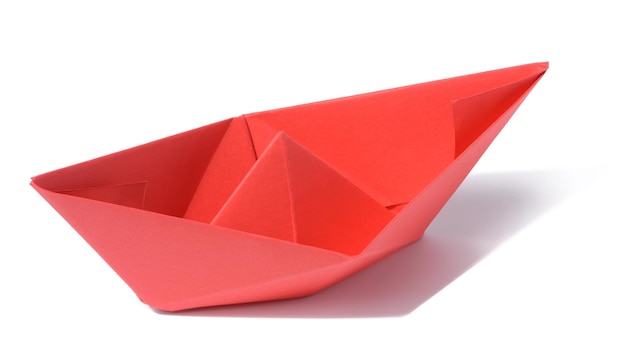 Bateau en papier rouge sur fond blanc isolé