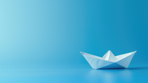 Un bateau en papier sur une surface bleue