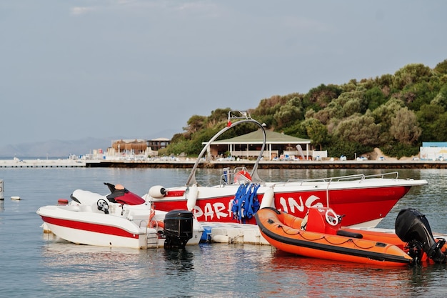 Bateau de parachute ascensionnel rouge sur une mer bleue calme de Bodrum Turquie