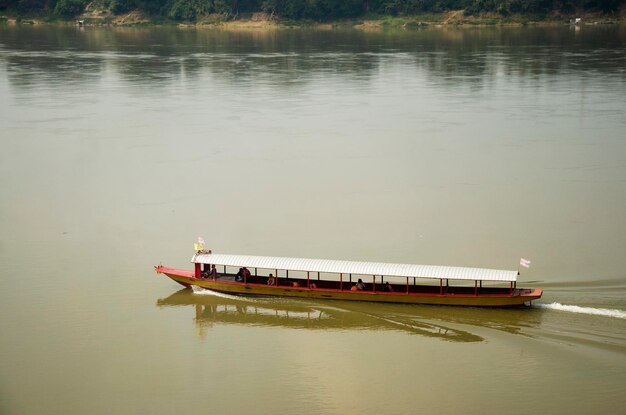 Un bateau à passagers amène les voyageurs à visiter et à voyager dans le Mékong à Kaeng Khut Khu dans la ville de Chiang Khan le 21 février 2017 à Loei en Thaïlande