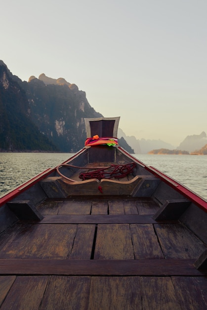 Bateau à passagers sur le lac Cheow Lan dans le parc national de Khao Sok en Thaïlande affiche de carte postale Papier peint