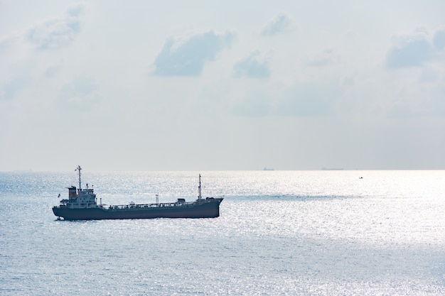 bateau de passagers sur la mer au crépuscule