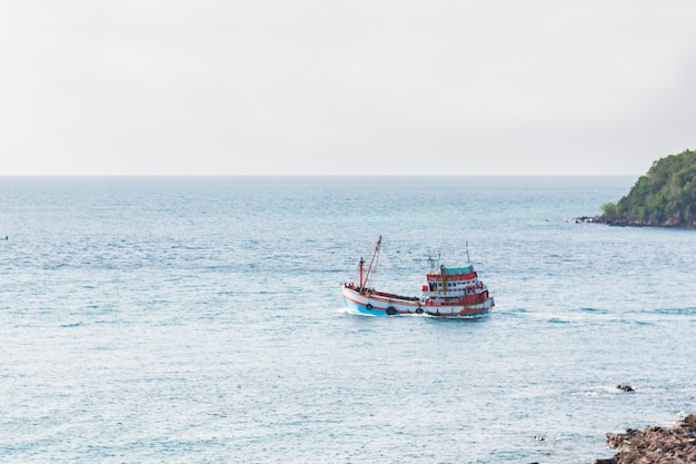 bateau de passagers sur la mer au crépuscule