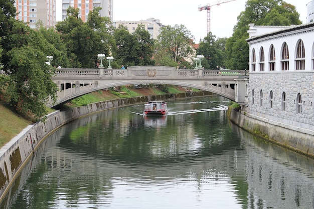 Un bateau passe sous un pont qui porte le mot canal.