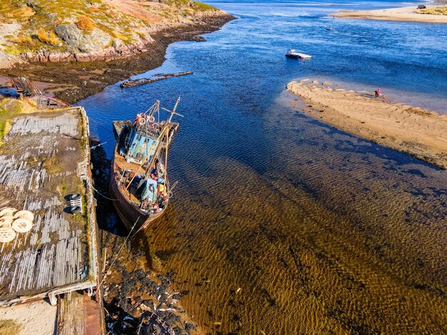 Bateau de pêche abandonné sur la côte de la mer de barents à teriberka