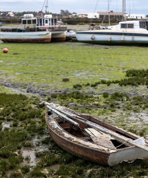 Bateau de pêche abandonné