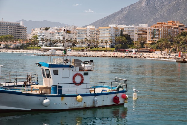 Bateau de pêche amarré au port