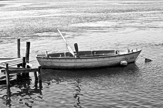 Photo bateau de pêche amarré en mer