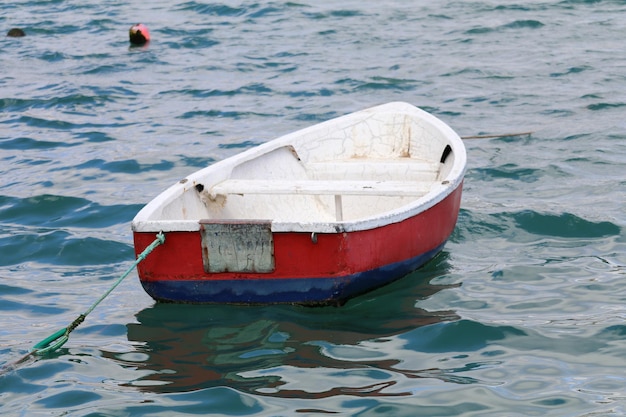 Bateau de pêche amarré en mer