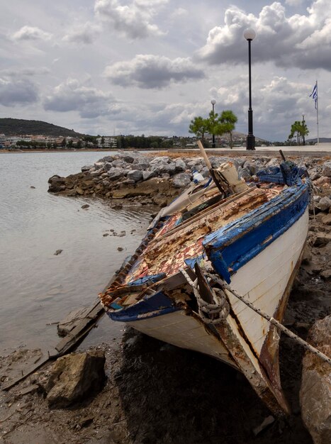 Photo bateau de pêche sur un après-midi ensoleillé sur le calme de la mer égée sur l'île d'evia grèce