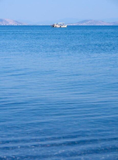 Bateau de pêche sur un après-midi ensoleillé sur le calme de la mer Égée sur l'île d'Evia Grèce