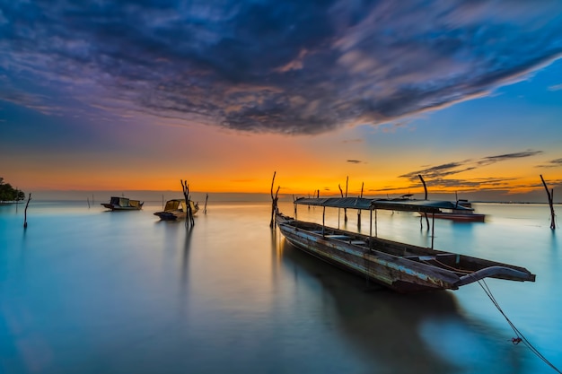 bateau de pêche au beau lever de soleil sur l'île de Batam