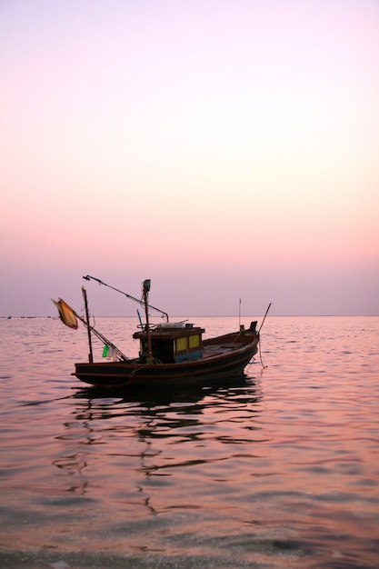 Bateau de pêche au coucher du soleil