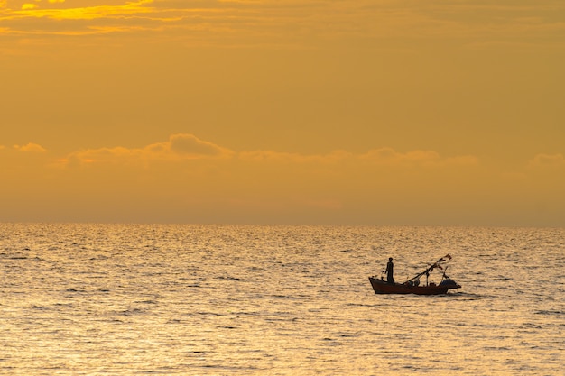 Photo bateau de pêche au coucher du soleil