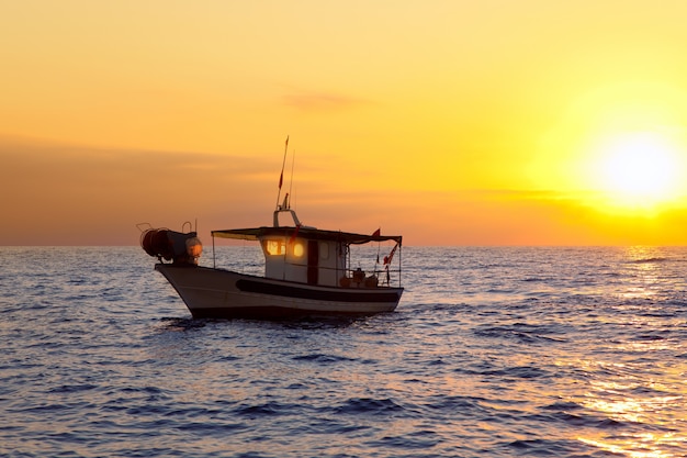 bateau de pêche au lever du soleil en mer Méditerranée