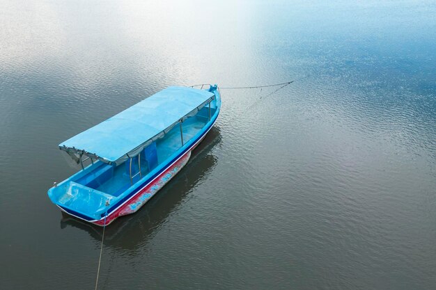 Bateau de pêche bleu vide en mer avec une copie de l'espace