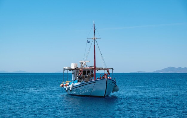 Bateau de pêche en bois amarré dans la mer Égée fond ciel bleu Koufonisi île grecque Cyclades