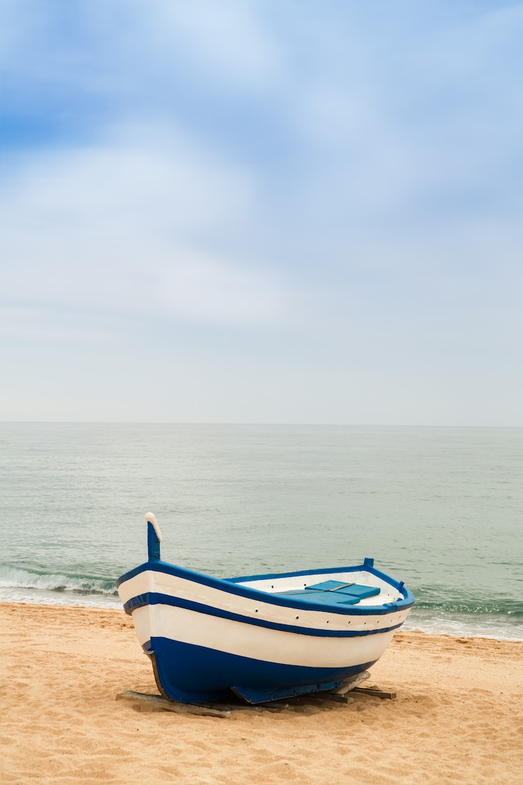Photo bateau de pêche en bois sur une plage de sable