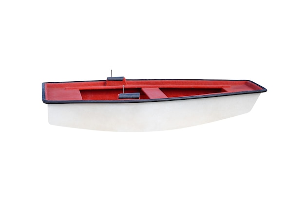 Bateau de pêche en bois rouge isolé sur blanc