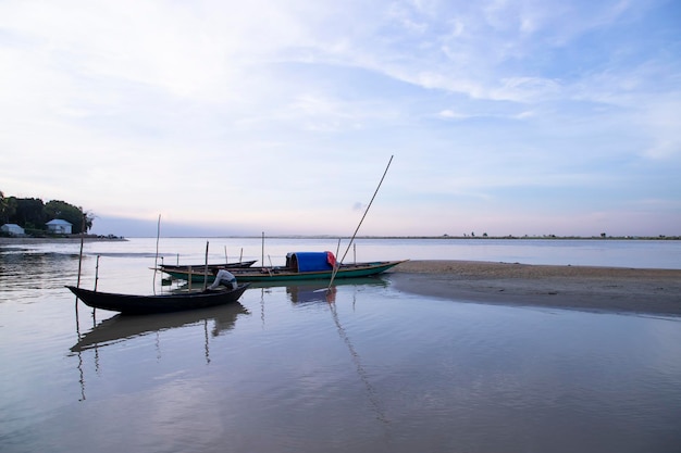 Bateau de pêche en bois traditionnel vue paysage par rivière Padma au Bangladesh