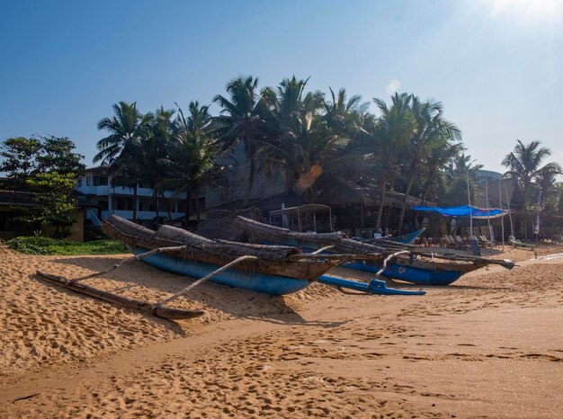 Bateau de pêche en catamaran sur la plage de sable