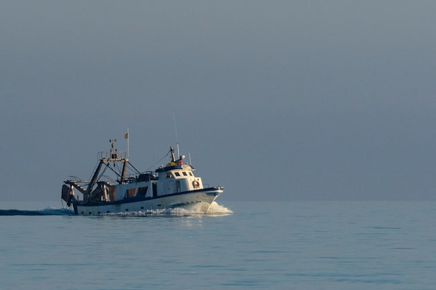 Bateau de pêche ou chalutier Malaga Espagne