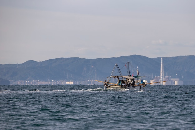 Bateau de pêche dans la baie