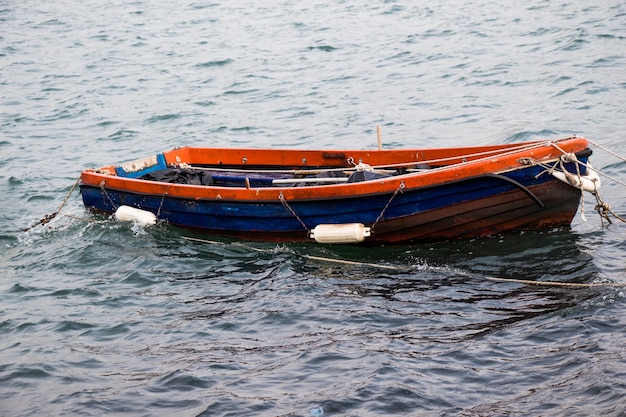 Bateau de pêche dans les eaux de la mer