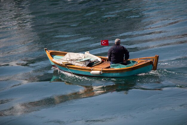 Bateau de pêche dans les eaux de la mer