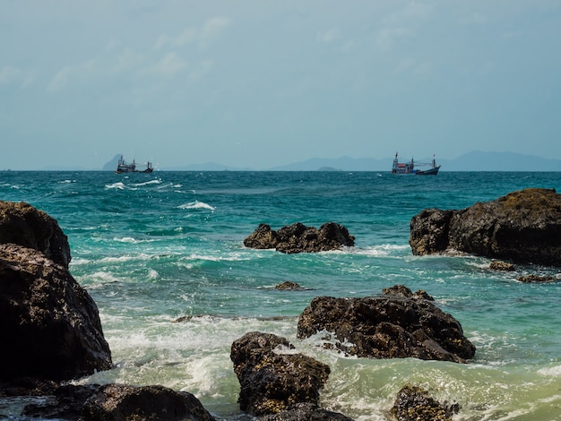 bateau de pêche dans la mer Thaïlande