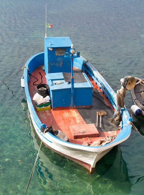 Bateau de pêche dans le port dans le sud de l'Italie