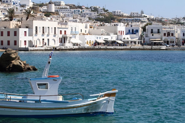 Bateau de pêche dans le port de l'île de Mykonos Grèce