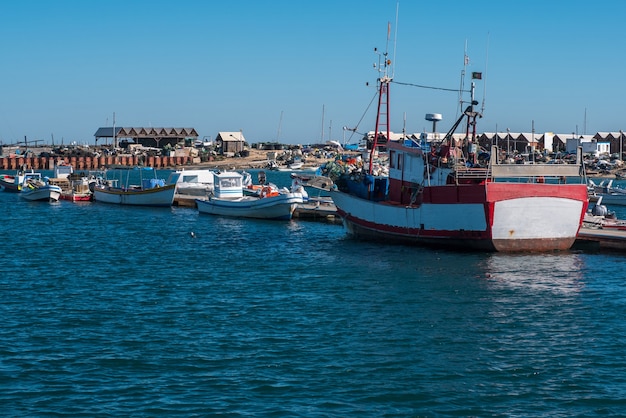 Bateau de pêche debout dans le port de Faro.