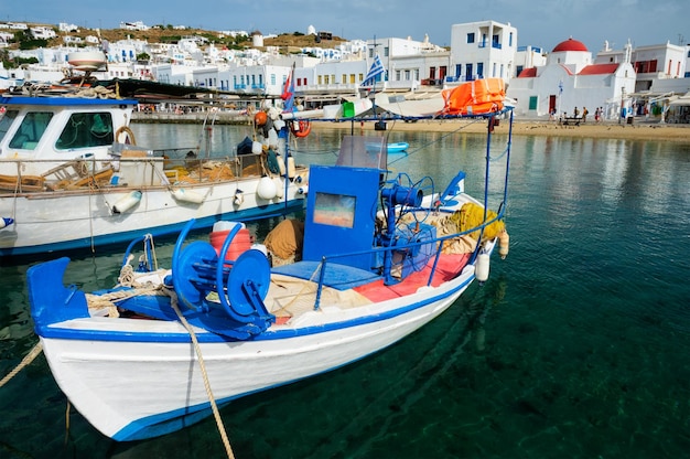 Bateau de pêche grec au port de mykonos