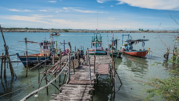 Bateau de pêche avec jetée en bois