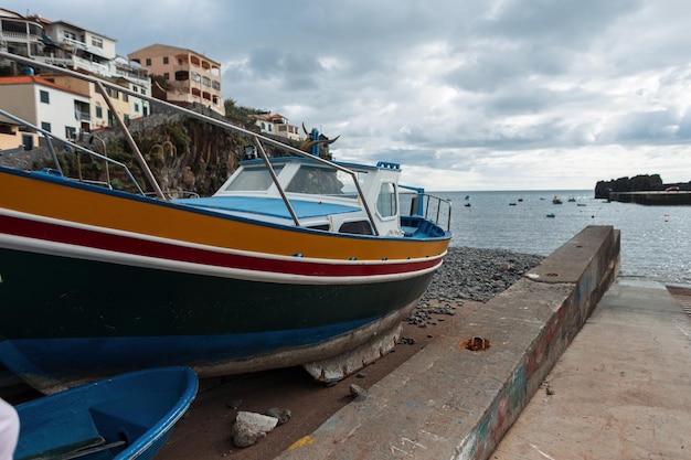 Bateau de pêche sur la jetée dans un village de pêcheurs sur l'île de Madère