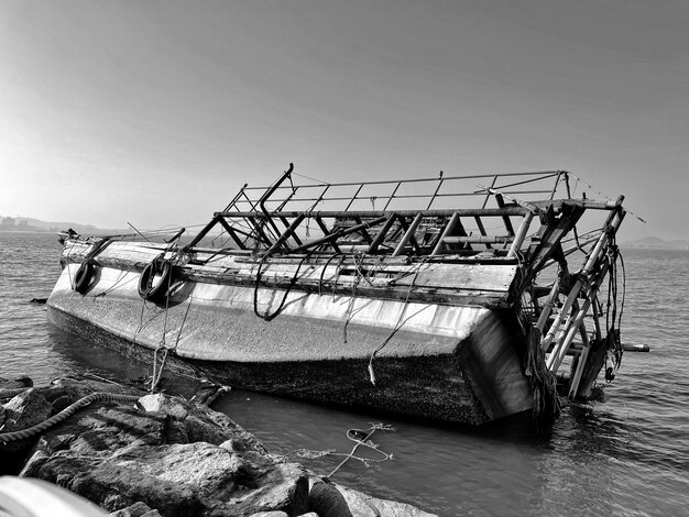 Bateau de pêche en mer contre un ciel dégagé