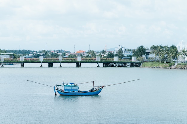 Bateau de pêche en mer avec pont derrière