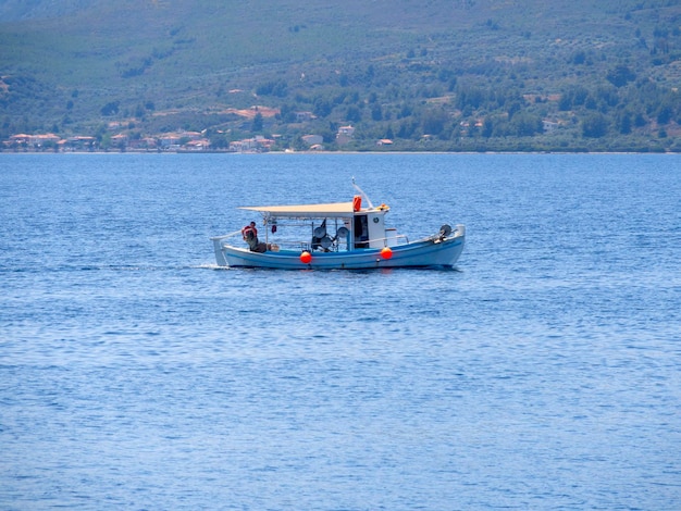 Bateau de pêche en mer de la station thermale grecque de Loutra Edipsou sur l'île d'Evia Eubée Grèce