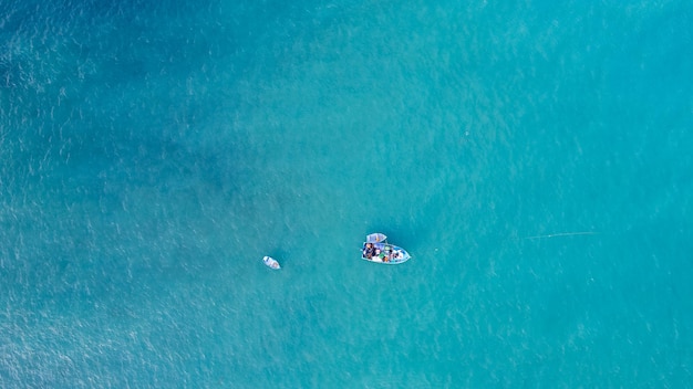 Bateau de pêche sur la mer turquoise