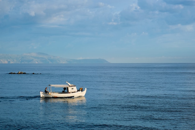 Bateau de pêche en mer