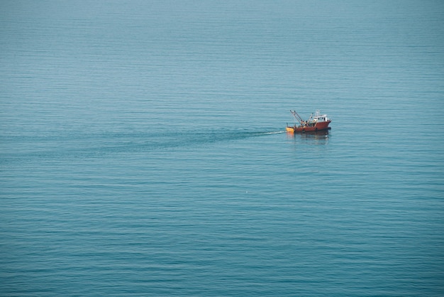 Bateau de pêche à la mer