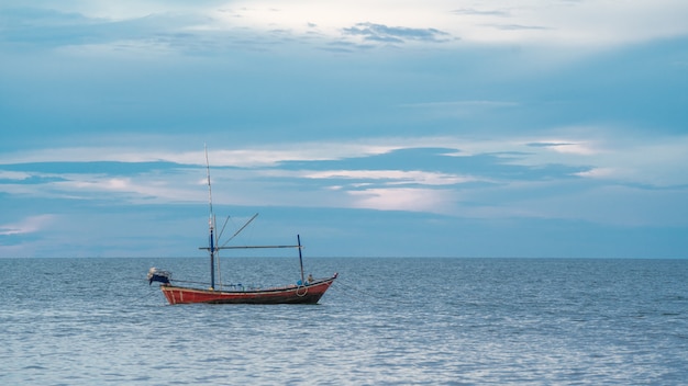 Bateau de pêche en mer