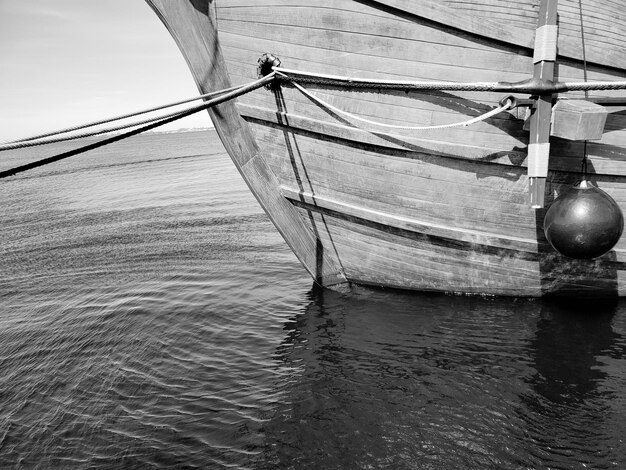 Un bateau de pêche naviguant en mer contre le ciel